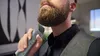 A man is trimming his beard with a Philips hair clipper. Voir les images du produit