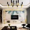 Goldenes griechisches Schlüsselmuster-Wandbordüre um ein großes Wandbild in einem modernen Wohnzimmer Produktbild-Vorschau
