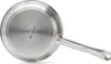 The underside of a stainless steel frying pan with a handle, shown against a white background. Voir les images du produit