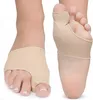 Close-up view of two feet wearing beige gel bandages for bunions. Voir les images du produit