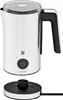 A silver milk frother with a black handle and base. Voir les images du produit