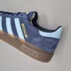 Close-up side view of an Adidas Handball Spezial sneaker. Voir les images du produit