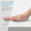 A hand pressing down on a white mattress topper, with text describing its features. Produktbild-Vorschau