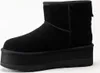 A black UGG boot with a platform sole is shown against a white background. Voir les images du produit