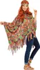 Frau zeigt Poncho mit ausgestreckten Armen; 70er-Muster, Fransen, Stirnband, Jeans. Produktbild-Vorschau