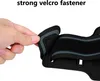A hand is shown holding and demonstrating the velcro fastener of a black sport armband. Náhled obrázku produktu