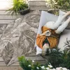 Pflanzenblätter und rohe Betontextur – Vinylteppich – 60x90 Produktbild-Vorschau 2