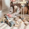 Baustellen-Set mit drehbarem Kran und Holzfahrzeugen – Produktbild-Vorschau 13