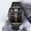 Schwarze robuste Smartwatch mit digitalem Display, das Uhrzeit, Datum, Herzfrequenz, Akkustand, Kalorien und Schritte anzeigt, auf einem schneebedeckten Felsen ruhend Náhled obrázku produktu