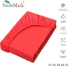 A red fitted sheet is shown diagonally on a white background, with various product feature icons and text on the right side. Produktbild-Vorschau