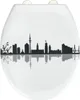 A toilet seat with a black silhouette of a city skyline and its reflection on a white background. Produktbild-Vorschau