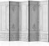 A white room divider with ornate paneling and decorative molding. Produktbild-Vorschau