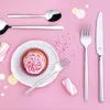 A flat lay of cutlery and a cupcake on a pink background. Anteprima dell’immagine prodotto