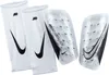 A pair of white Nike shin guards with black Nike swoosh logos and text. Produktbild-Vorschau
