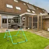 A backyard with artificial grass, patio furniture, and a wooden enclosure, featuring a children's gymnastics bar. Voir les images du produit