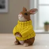 Deko Hase mit gelbem Pullover – Sitzende Hasenfigur aus Produktbild-Vorschau 2