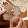 Hands holding two wooden violin parts, with other wooden puzzle pieces in the background. Anteprima dell’immagine prodotto