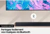 A Samsung soundbar is shown below a TV, with a Bluetooth icon indicating wireless connectivity. Voir les images du produit