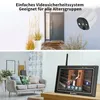 A split image showing a security camera mounted outside a house and a monitor displaying a live feed of a child at a door. Anteprima dell’immagine prodotto