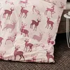 A close-up view of a beige and bordeaux red deer-patterned duvet cover. Produktbild-Vorschau