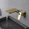 A gold wall-mounted faucet is shown dispensing water into a dark gray basin. Anteprima dell’immagine prodotto