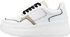 A side view of a white sneaker with beige accents and black laces. Produktbild-Vorschau