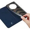 A hand is shown holding a blue phone case, revealing the interior with a patterned design. Produktbild-Vorschau