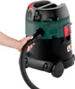 A hand is holding the hose of a wet/dry vacuum cleaner. Náhled obrázku produktu