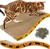A Bengal cat is shown on a corrugated cardboard scratching lounge bed with a pile of dried catnip next to it. Produktbild-Vorschau