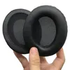 A hand holding two black headphone ear pads. Produktbild-Vorschau