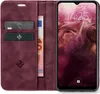 A burgundy flip case for a smartphone is open, showing credit cards and banknotes inside, with the smartphone screen displaying the time and date. Produktbild-Vorschau