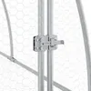 Close-up of a metal latch on a wire mesh fence. Voir les images du produit