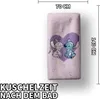 A pink towel with Stitch and Angel characters printed on it, with dimensions indicated. Produktbild-Vorschau