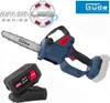 A cordless chainsaw with its battery and charger, presented against a white background with marketing text and logos. Produktbild-Vorschau