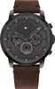 A close-up, front-facing studio shot of a Tommy Hilfiger watch with a dark gray face and a brown leather strap. Anteprima dell’immagine prodotto