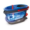 A product shot of a mop bucket with a graphic overlay illustrating its dual-chamber system and water flow. Produktbild-Vorschau