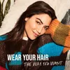 A woman leans her head on her arm, wearing a colorful sweater. Text overlays the bottom of the image. Voir les images du produit