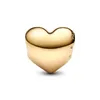 A gold heart-shaped charm on a white background. Podgląd zdjęcia produktu