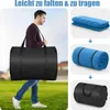 A man carrying a large black bag, with images showing how a blue mattress folds and rolls up, and then is placed in a black bag. Produktbild-Vorschau