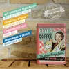 A vintage-style coffee tin with promotional text and graphics, set against a brick wall and wooden surface. Voir les images du produit