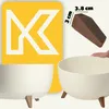 A marketing image showing a cream-colored planter with wooden legs, a separate brown wedge object with dimensions indicated, and a yellow square with a white 'K' logo. Voir les images du produit