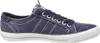 A side view of a blue canvas sneaker with white stitching and laces. Voir les images du produit