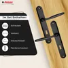 A black door handle set is displayed on a wooden background, with a black panel listing the included items. Anteprima dell’immagine prodotto
