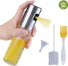 A hand holding an oil sprayer with a spray of oil coming out, along with accessories. Anteprima dell’immagine prodotto