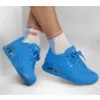 A pair of blue Skechers Uno sneakers worn by a person with white socks. Voir les images du produit