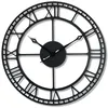A black metal wall clock with Roman numerals. Voir les images du produit