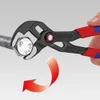 A hand is holding a pair of Knipex Cobra QuickSet water pump pliers, gripping a bolt. A red arrow indicates a rotational movement. Anteprima dell’immagine prodotto