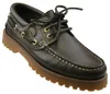 Auf dem Bild ist ein hellbrauner Freizeitschuh abgebildet der von der Seite betrachtet wird. Der Schuh hat eine einfache und lässige Form mit auffälligen Schnürsenkeln und einer robusten Sohle. Produktbild-Vorschau