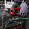 A person wearing gloves is using Knipex StepCut XL cable shears to cut a cable. Several other cables are visible in the foreground. Anteprima dell’immagine prodotto