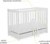 A white baby crib with a drawer underneath, featuring labels pointing out its features. Produktbild-Vorschau